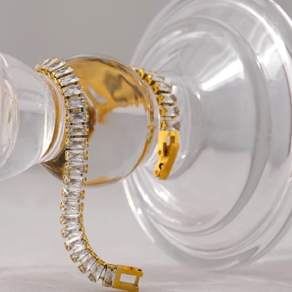 🌟18Kgold plated delicate cubic zirconia bracelet - Picture 4 of 5